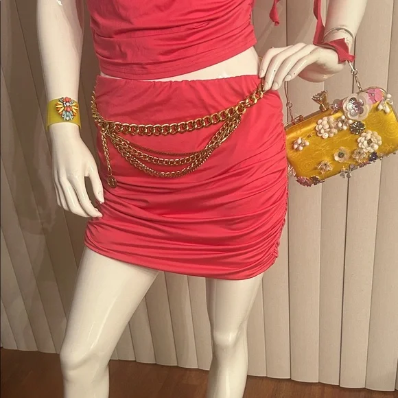 Chic Pink Ruched 2pcs skirt suit with Gold Chain Accents - Picture 5 of 6